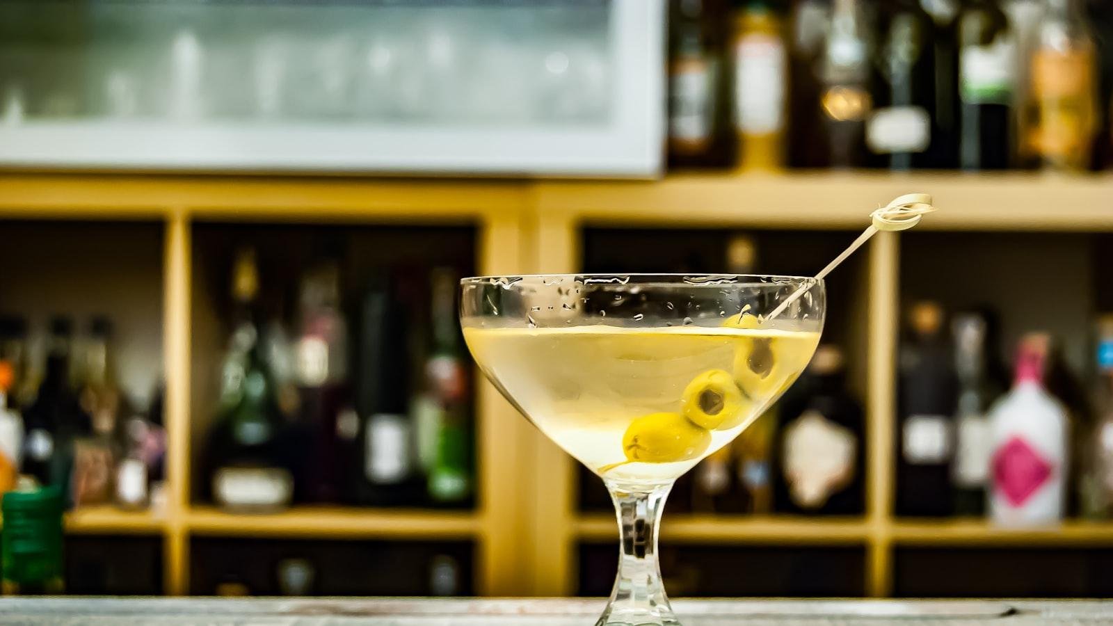 A Sip of ⁣Sophistication: Must-Try ‌Signature Cocktail Recipes to Delight Guests