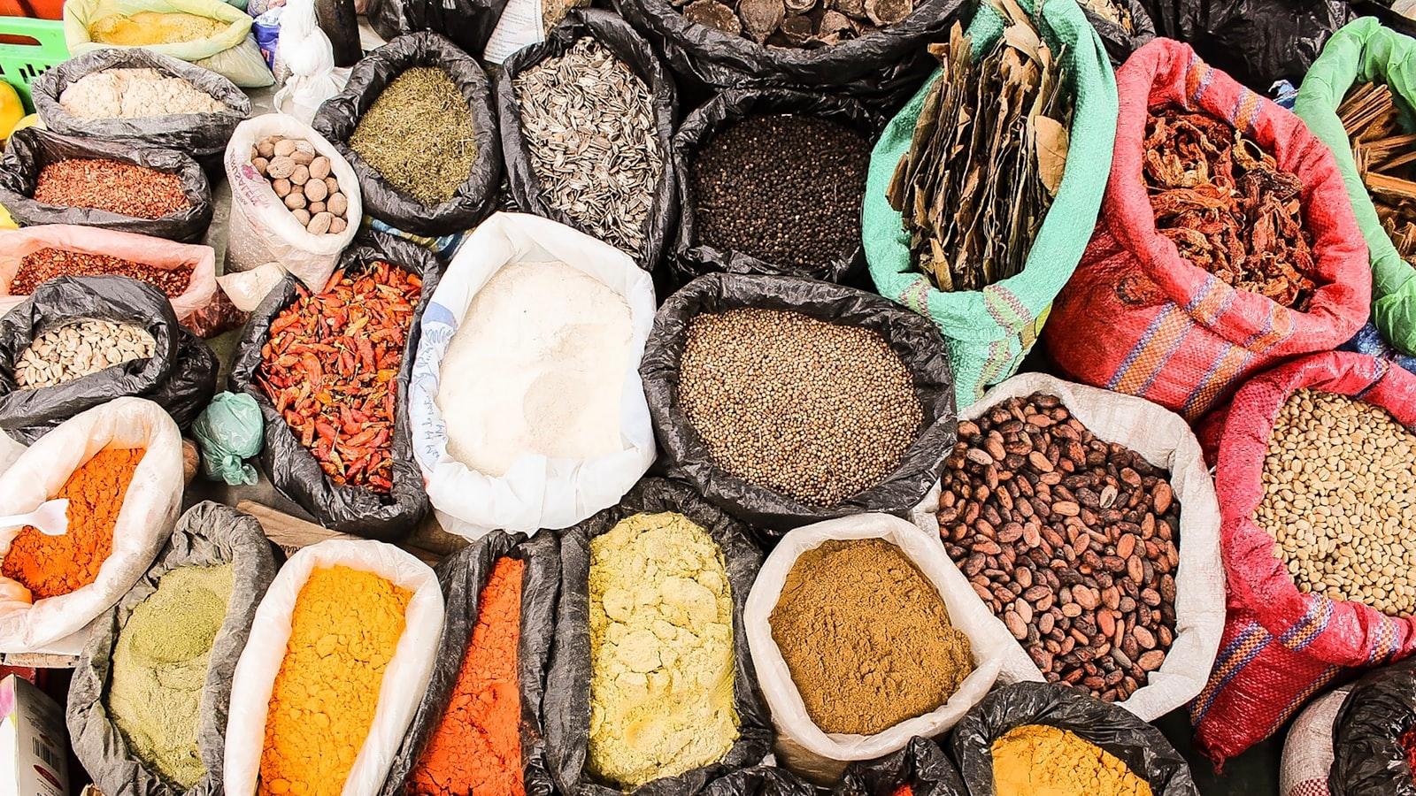 The ​Art of Seasoning: Unveiling the World of Herbs and ⁣Spices