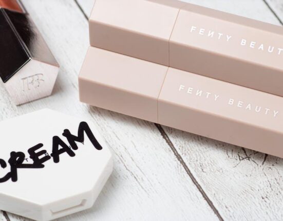 Fenty Beauty Pro Filt’r Instant Retouch Setting Powder: Blurring and Mattifying